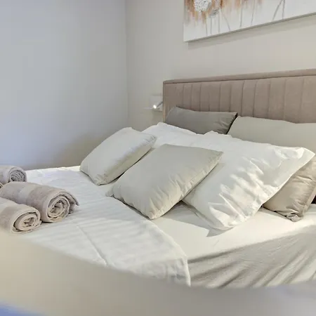 Delux Aron With Free Parking Pula